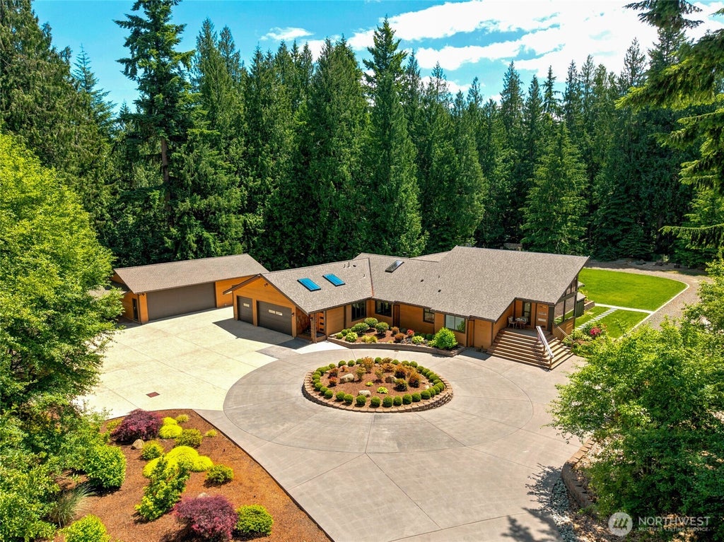 Photo of 6420 282nd Avenue SE, Issaquah, WA 98027 (MLS # 2542734)