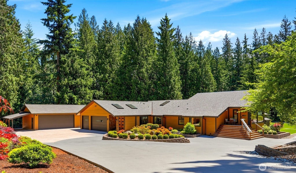 Photo of 6420 282nd Avenue SE, Issaquah, WA 98027 (MLS # 2542734)