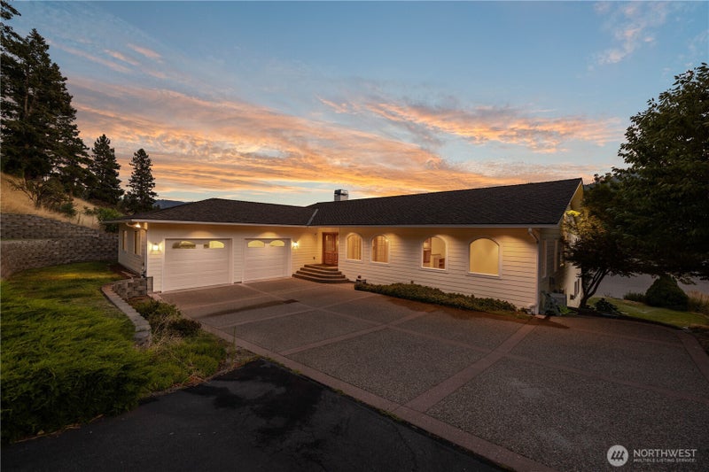 3035 Lakeshore Drive