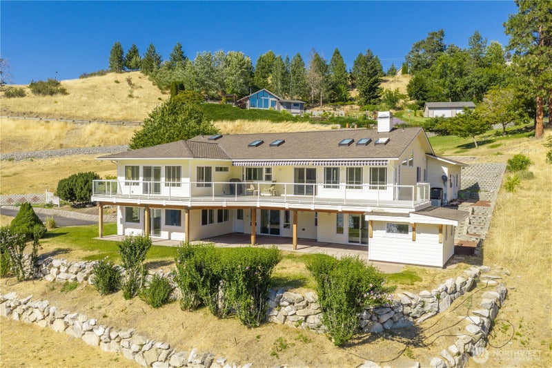 3035 Lakeshore Drive
