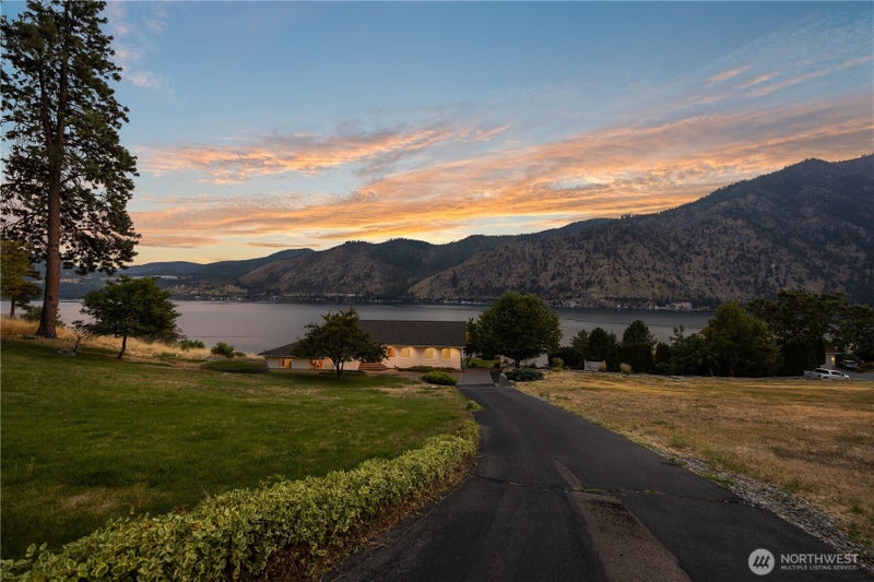 3035 Lakeshore Drive