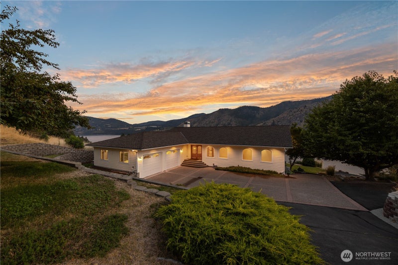 3035 Lakeshore Drive