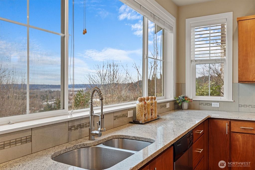 Photo of 879 3rd Avenue NE, Issaquah, WA 98029 (MLS # 2476903)