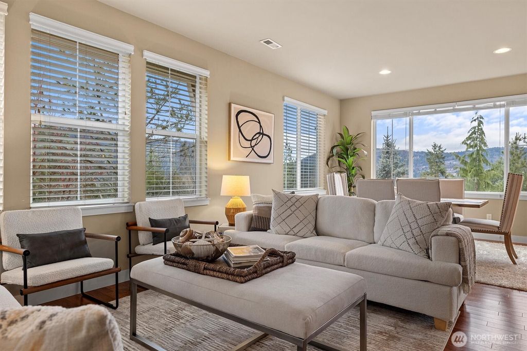 Photo of 879 3rd Avenue NE, Issaquah, WA 98029 (MLS # 2476903)