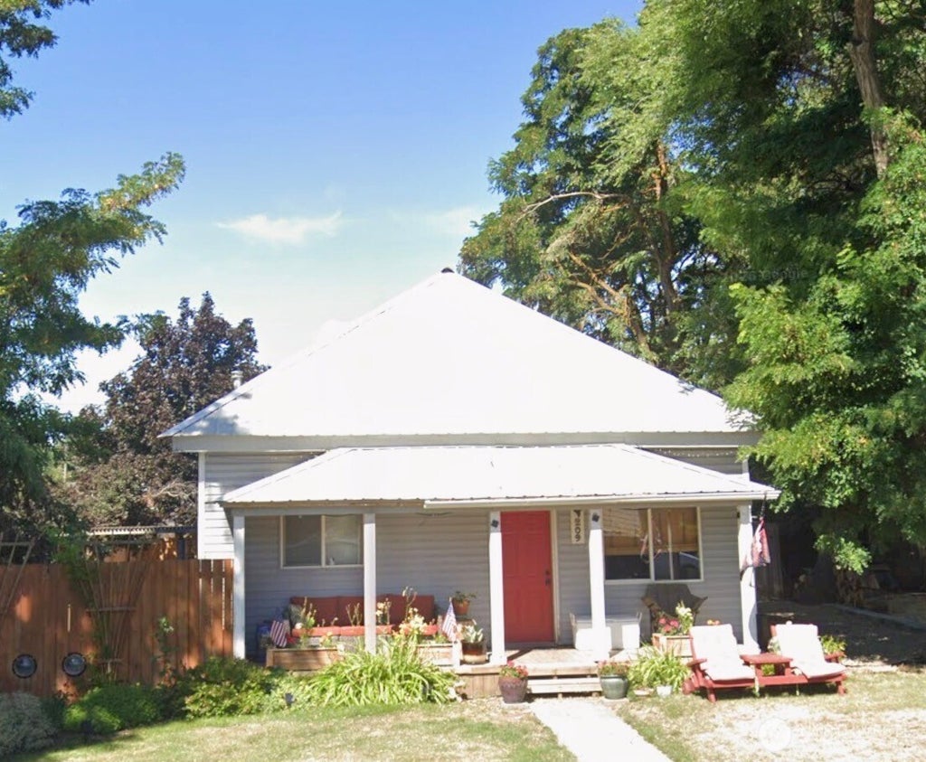 Photo of 209 S Ruby Street, Ellensburg, WA 98926 (MLS # 2583268)