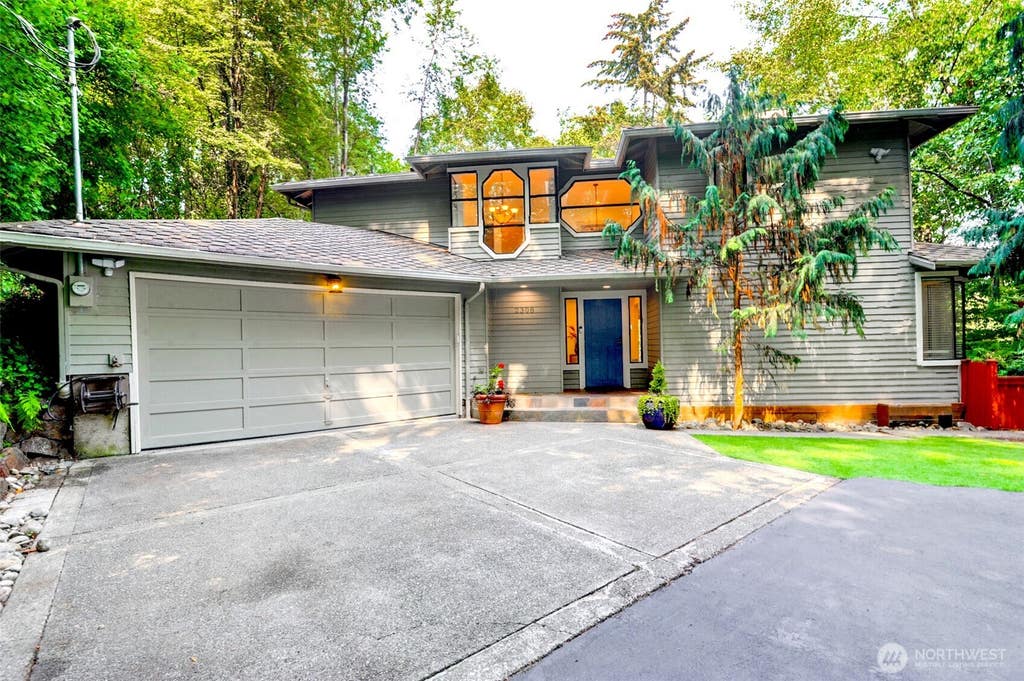 Photo of 2308 NE 123rd Street, Seattle, WA 98125 (MLS # 2575045)