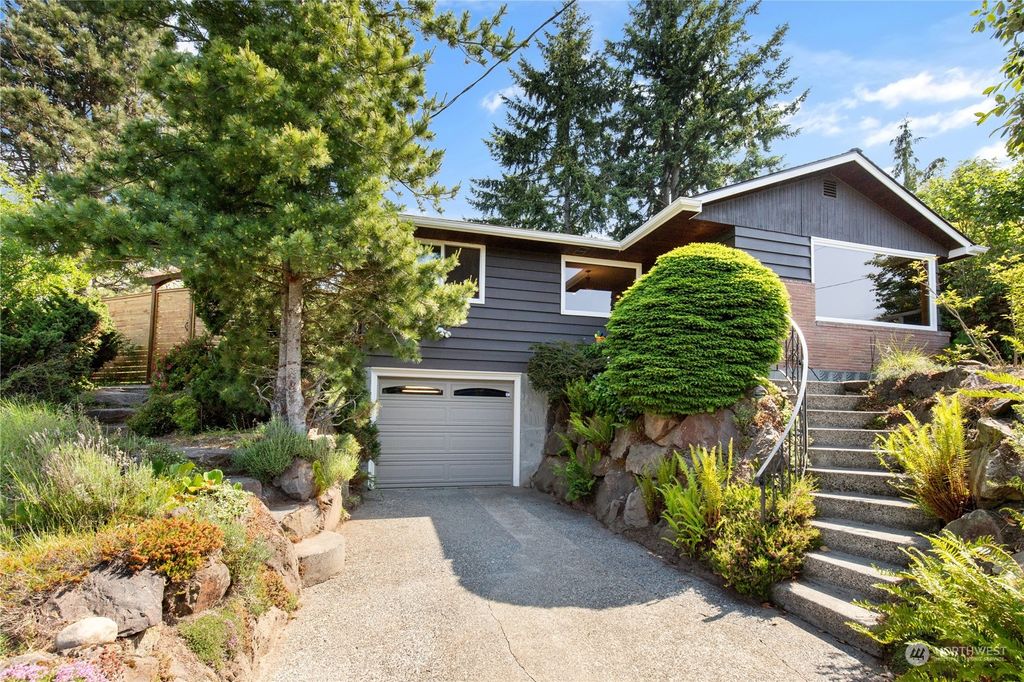 Photo of 11564 30th Place SW, Burien, WA 98146 (MLS # 2073379)