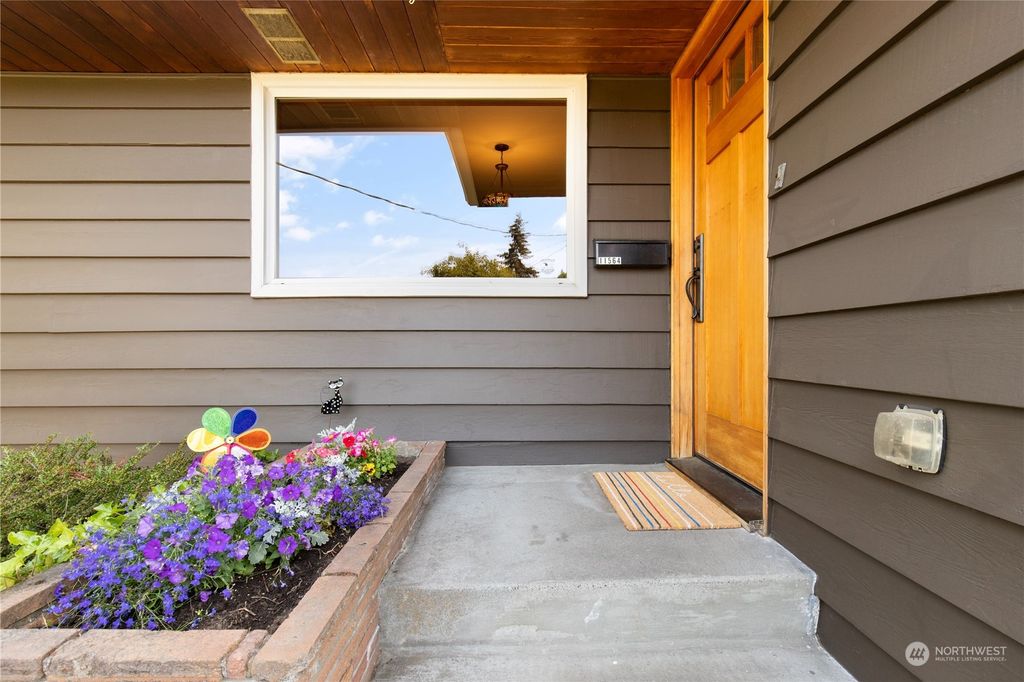 Photo of 11564 30th Place SW, Burien, WA 98146 (MLS # 2073379)