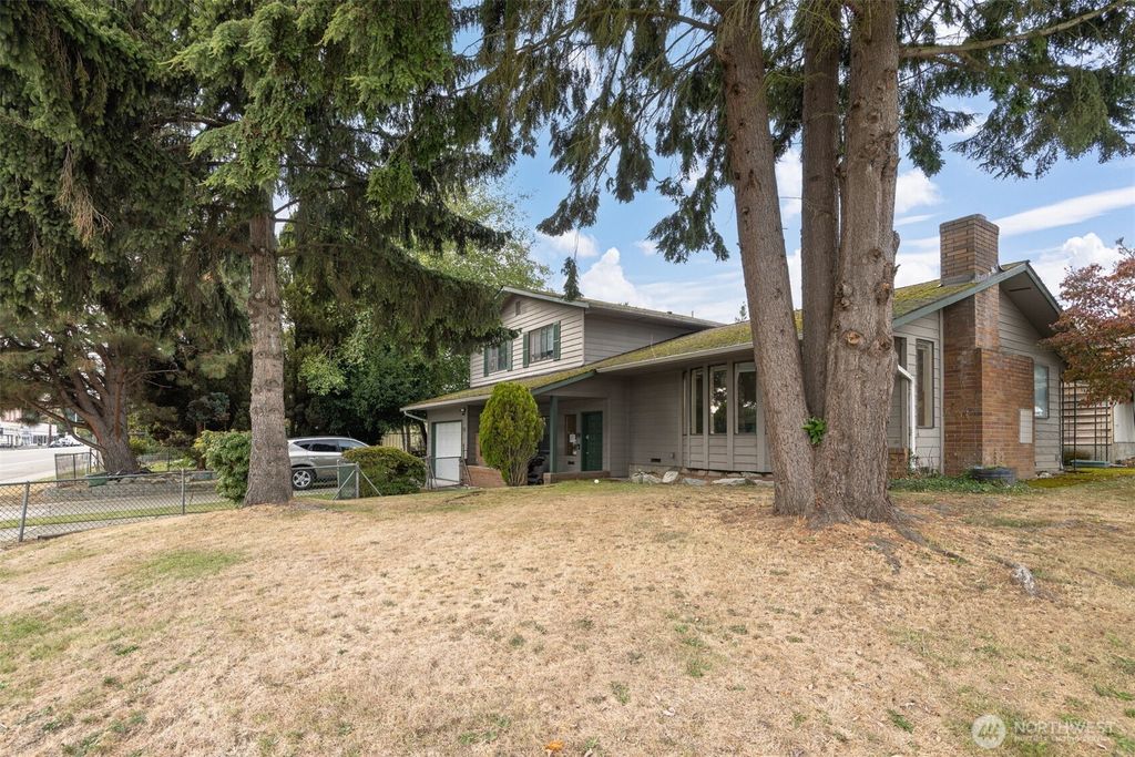 Photo of 3515 Everett Avenue, Everett, WA 98201 (MLS # 2445819)