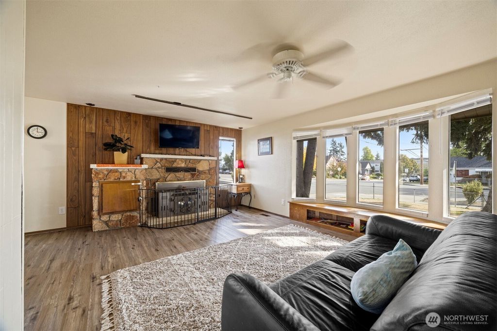 Photo of 3515 Everett Avenue, Everett, WA 98201 (MLS # 2445819)