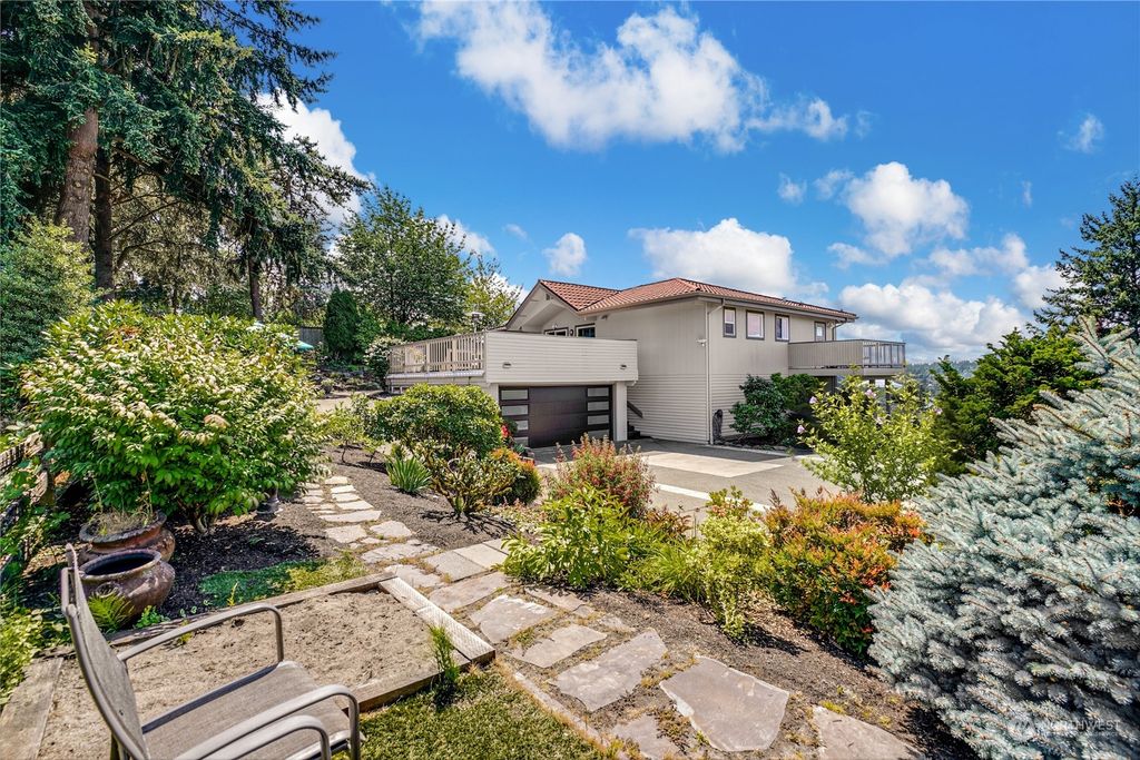 Photo of 15564 62nd Avenue NE, Kenmore, WA 98028 (MLS # 2143060)