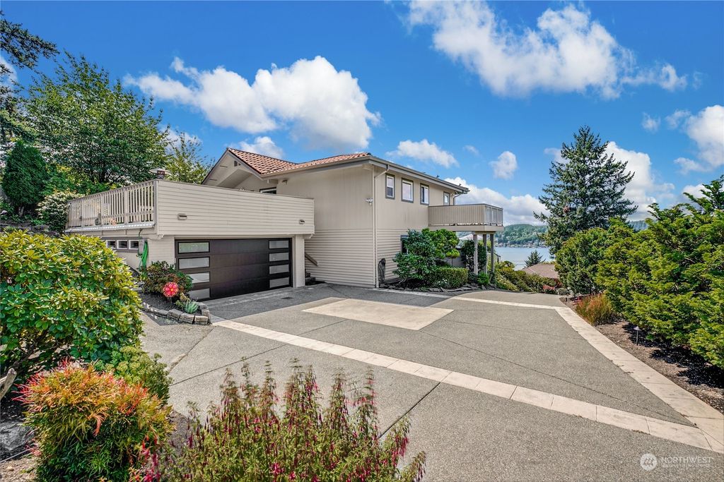 Photo of 15564 62nd Avenue NE, Kenmore, WA 98028 (MLS # 2143060)