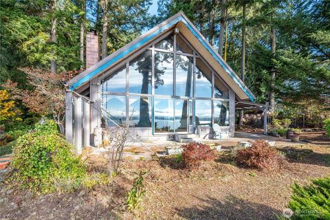 Photo of 10 W Cape Horn Road, Cathlamet, WA 98612 (MLS # 2436706)
