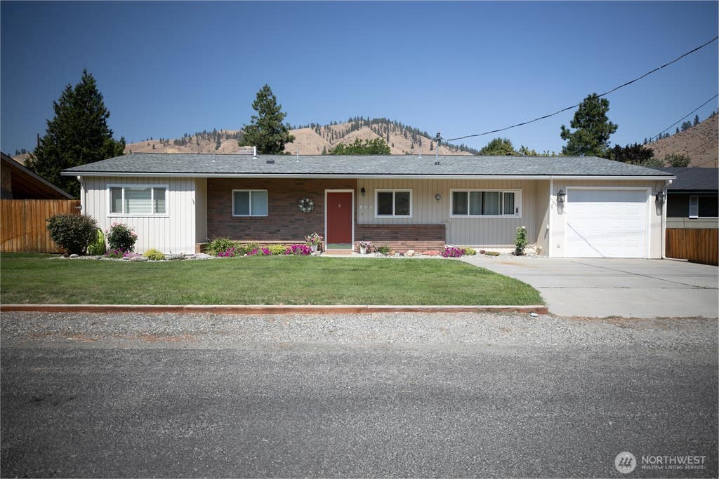 Photo of 205 Valley Street, Cashmere, WA 98815 (MLS # 2564145)