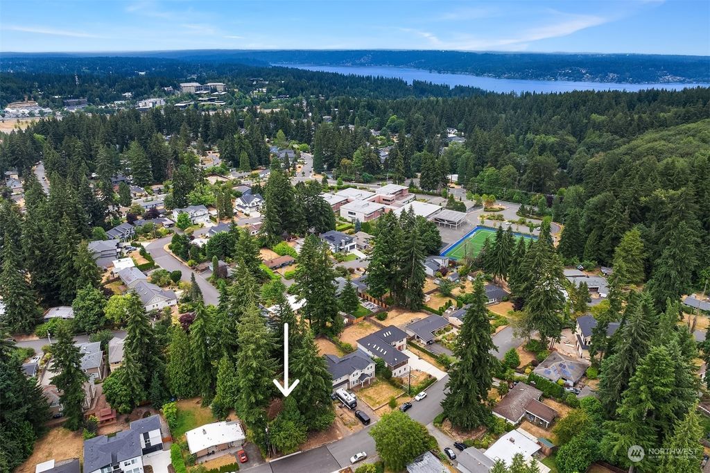 Photo of 15040 SE 43rd Place, Bellevue, WA 98006 (MLS # 2270731)
