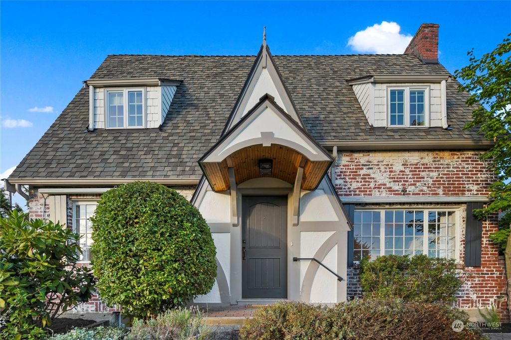 Photo of 6022 Vassar Avenue NE, Seattle, WA 98115 (MLS # 2140817)