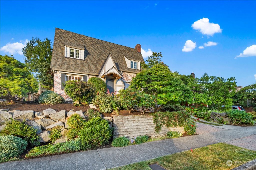 Photo of 6022 Vassar Avenue NE, Seattle, WA 98115 (MLS # 2140817)