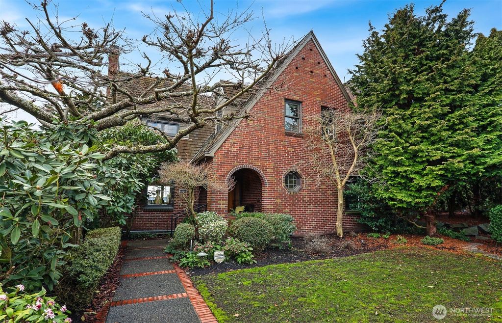 Photo of 2301 Rosemont Place W, Seattle, WA 98199 (MLS # 2483969)