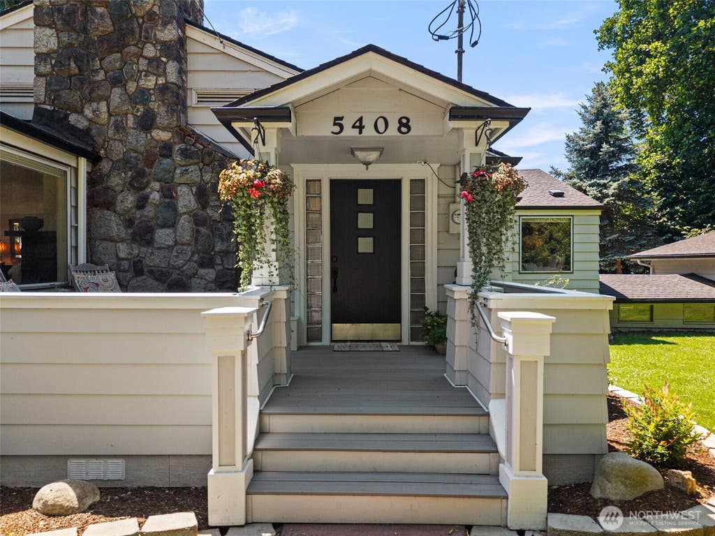 Photo of 5408 71st Avenue Ct E, Puyallup, WA 98371 (MLS # 2552314)