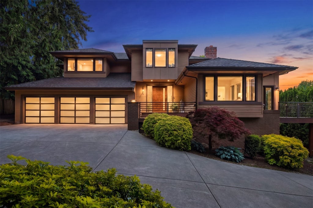 Photo of 7842 NE 10th Street, Medina, WA 98039 (MLS # 2599279)