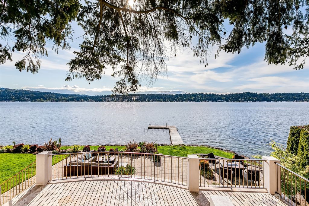 Photo of 2005 E Lake Sammamish Place SE, Sammamish, WA 98075 (MLS # 2067611)