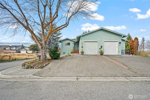Photo of 1074 Corum Cir, East Wenatchee, WA 98802 (MLS # 2480632)