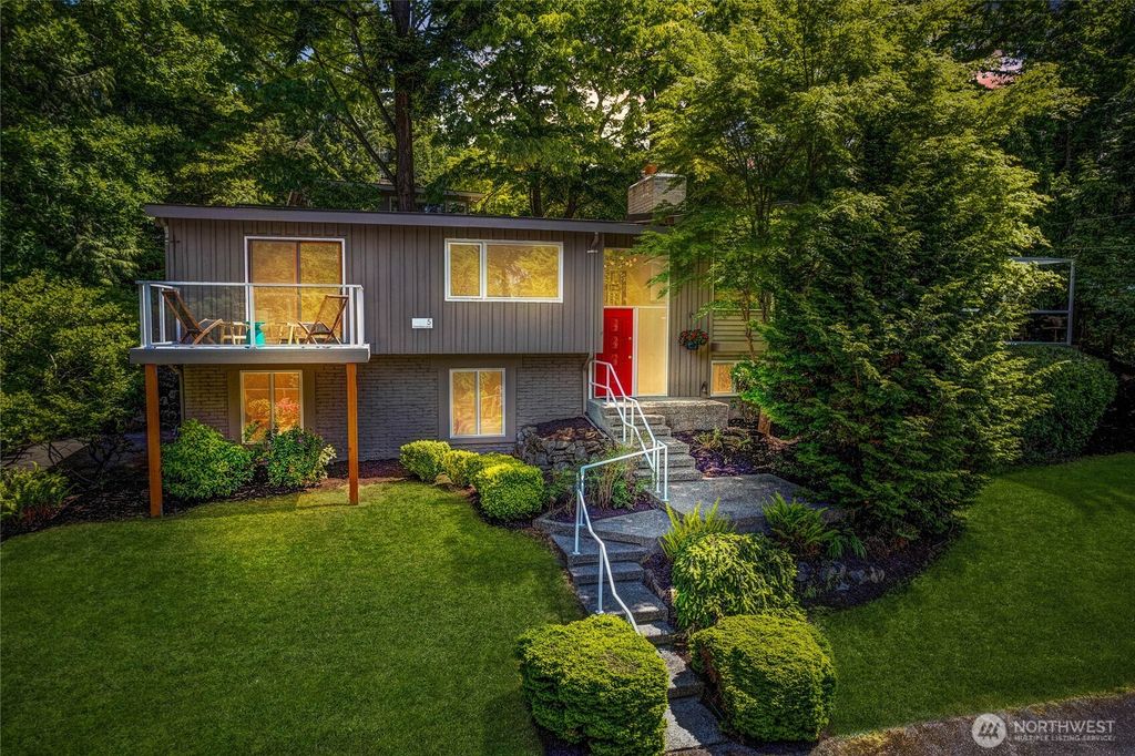 Photo of 5 Wembley Lane, Mercer Island, WA 98040 (MLS # 2381594)