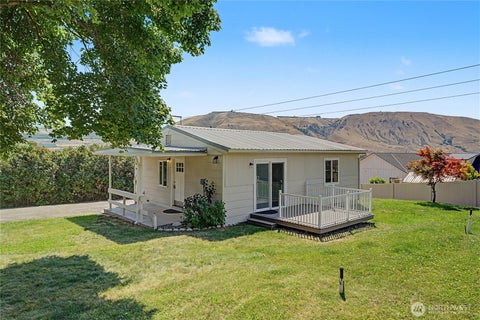 Photo of 860 S Nancy Avenue, East Wenatchee, WA 98802 (MLS # 2557190)