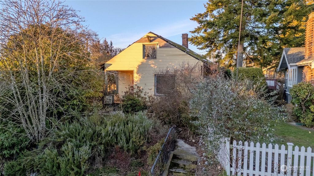 Photo of 106 N 47th Street, Seattle, WA 98103 (MLS # 2320905)