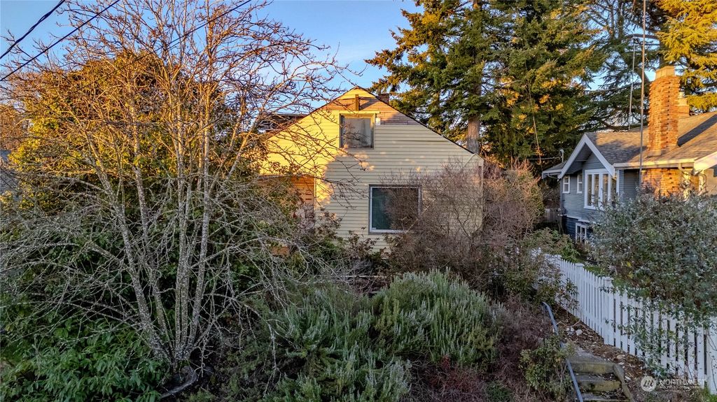 Photo of 106 N 47th Street, Seattle, WA 98103 (MLS # 2320905)