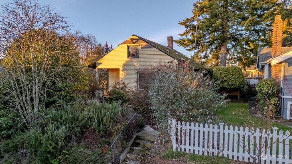 Photo of 106 N 47th Street, Seattle, WA 98103 (MLS # 2320905)