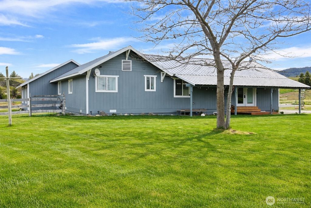 Photo of 28 Highway 7, Tonasket, WA 98855 (MLS # 2507726)