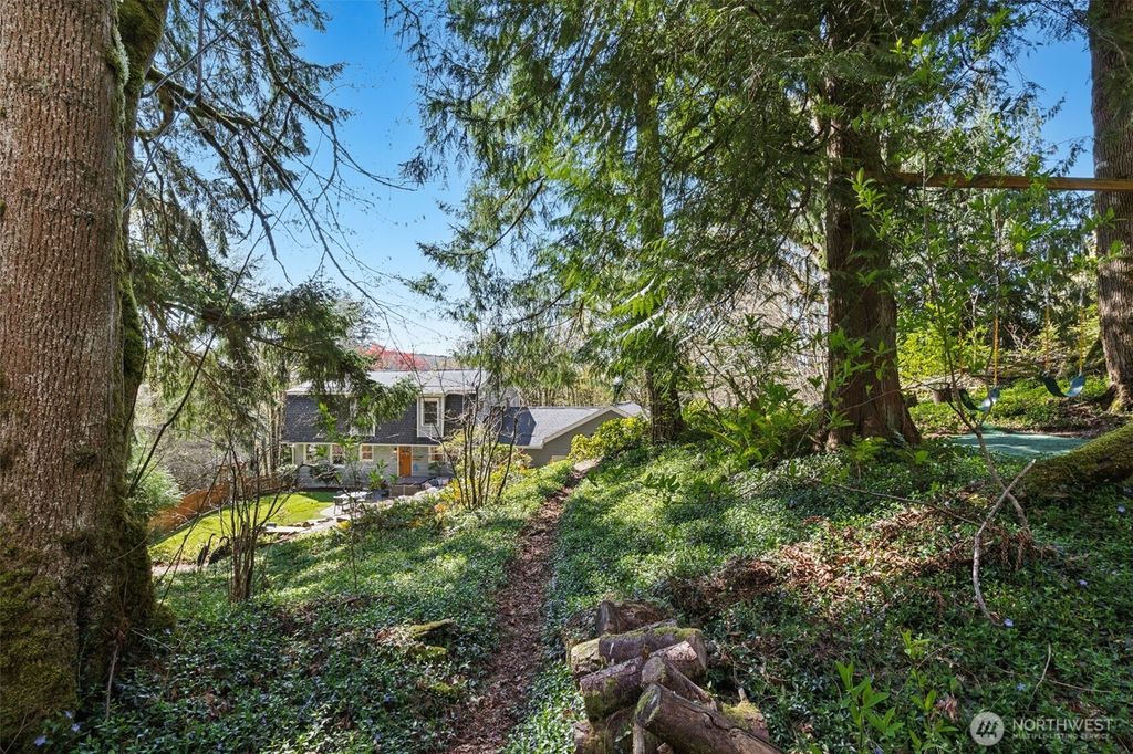 Photo of 7238 Lakemont Boulevard SE, Bellevue, WA 98006 (MLS # 2519898)