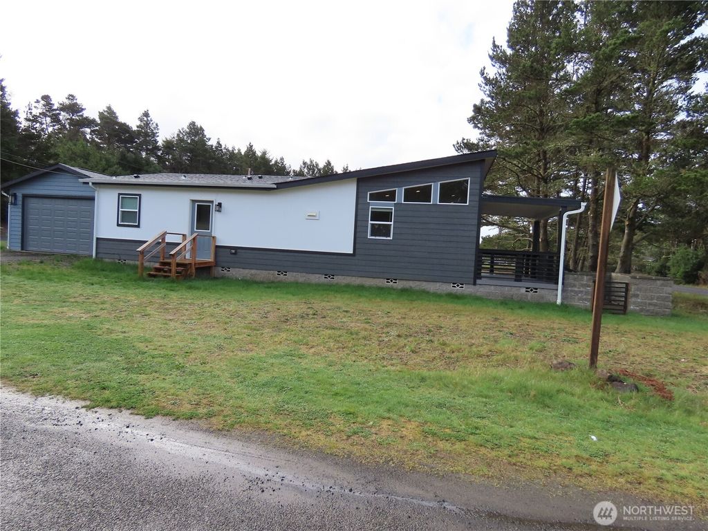 Photo of 300 Surf Street, Westport, WA 98595 (MLS # 2494922)