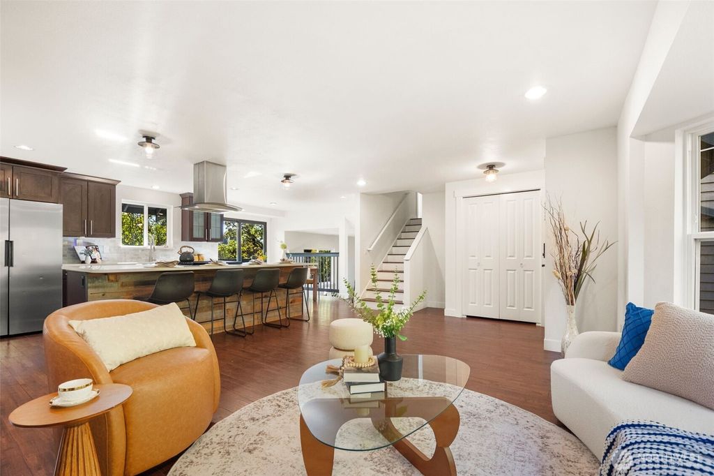 Photo of 2605 NE 5th Court, Renton, WA 98056 (MLS # 2445298)