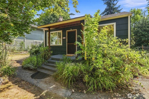 Photo of 2401 SW 112th Street, Burien, WA 98146 (MLS # 2570548)