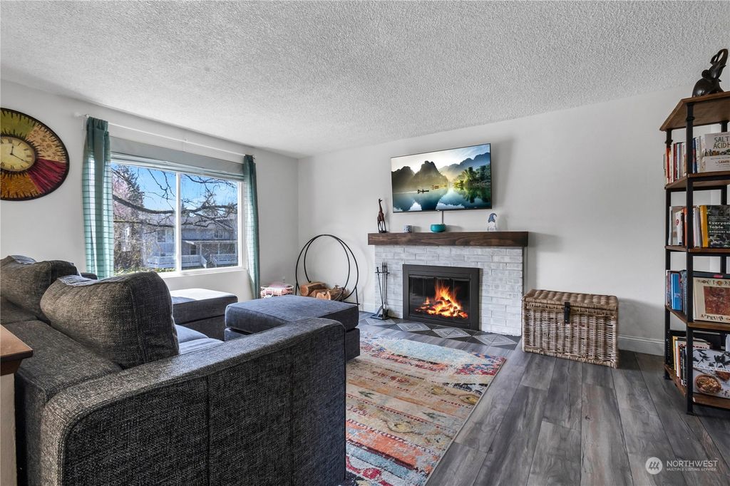 Photo of 511 210th Street SW, Lynnwood, WA 98036 (MLS # 2053382)