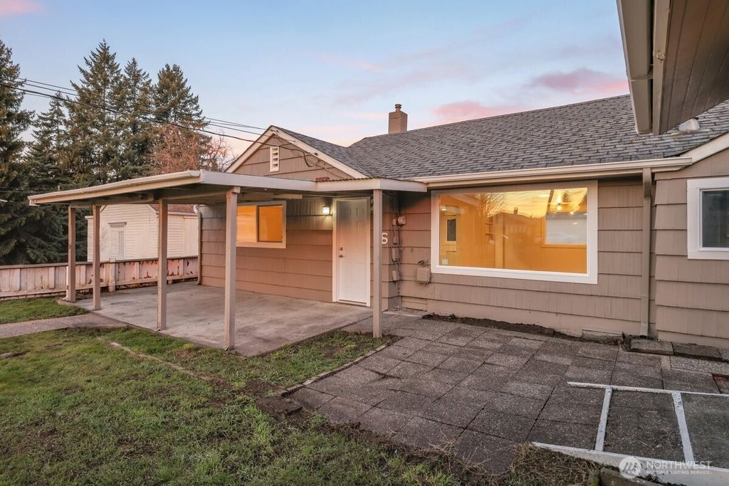 Photo of 216 K Street SE, Auburn, WA 98002 (MLS # 2478100)