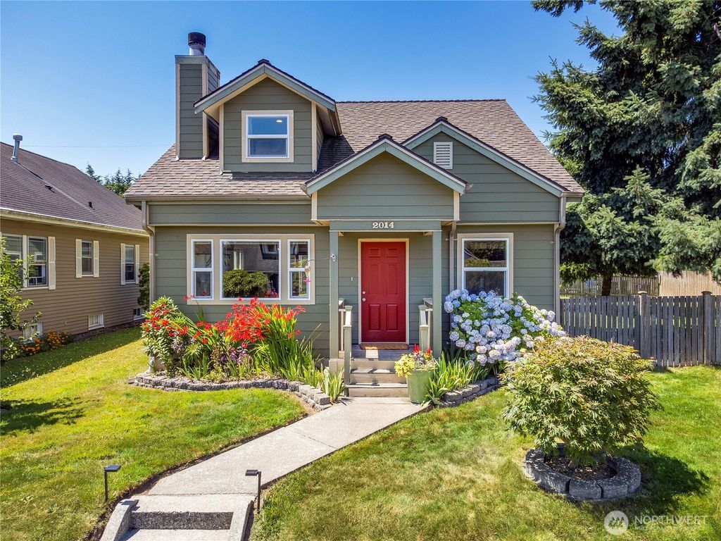 Photo of 2014 Oakes Avenue, Everett, WA 98201 (MLS # 2400443)