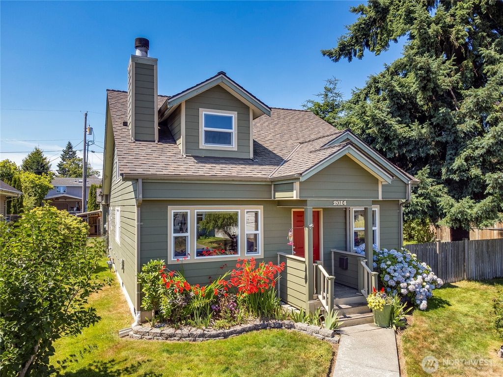 Photo of 2014 Oakes Avenue, Everett, WA 98201 (MLS # 2400443)