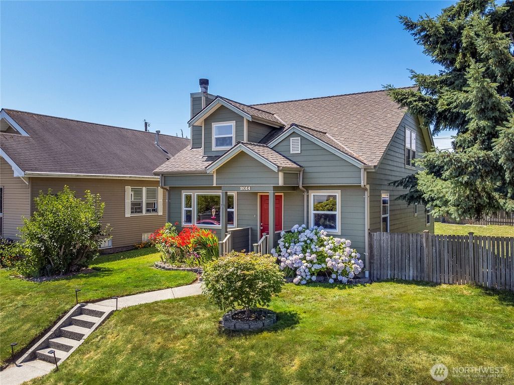 Photo of 2014 Oakes Avenue, Everett, WA 98201 (MLS # 2400443)