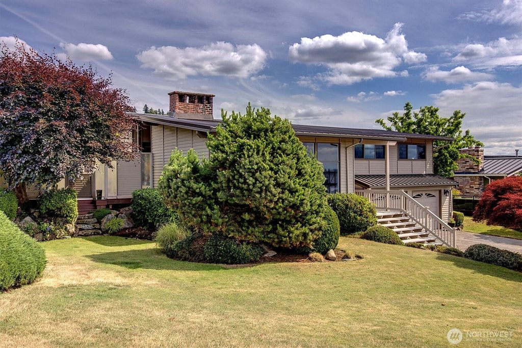 Photo of 13257 SE 43rd Place, Bellevue, WA 98006 (MLS # 2399177)