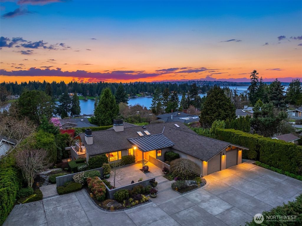 Photo of 3621 91st Avenue NE, Yarrow Point, WA 98004 (MLS # 2353193)