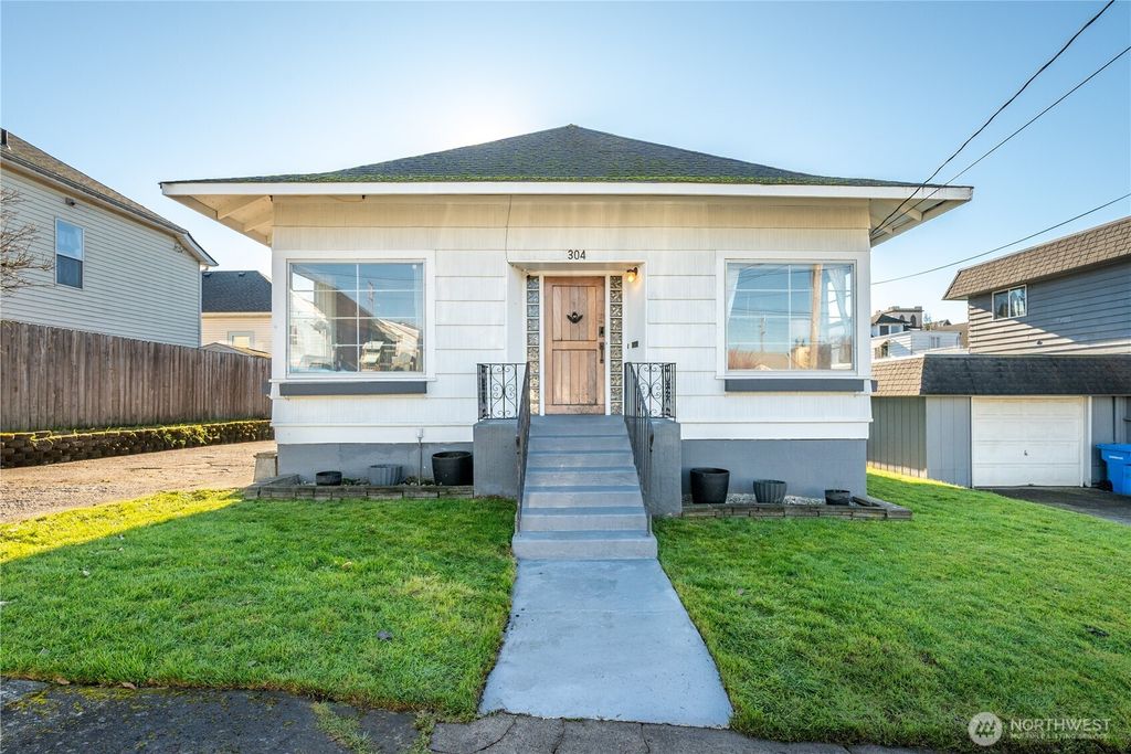 Photo of 304 Crawford Street, Kelso, WA 98626 (MLS # 2470116)