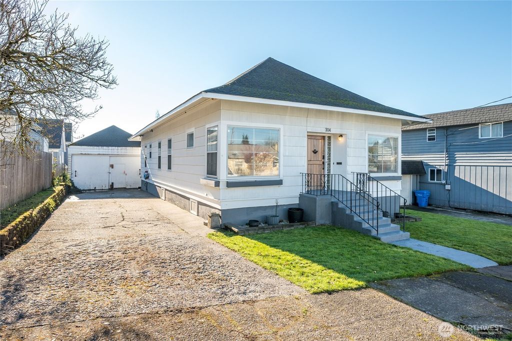 Photo of 304 Crawford Street, Kelso, WA 98626 (MLS # 2470116)