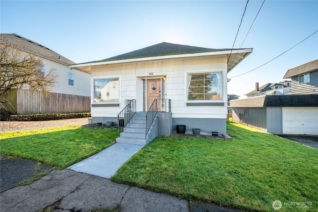 Photo of 304 Crawford Street, Kelso, WA 98626 (MLS # 2470116)