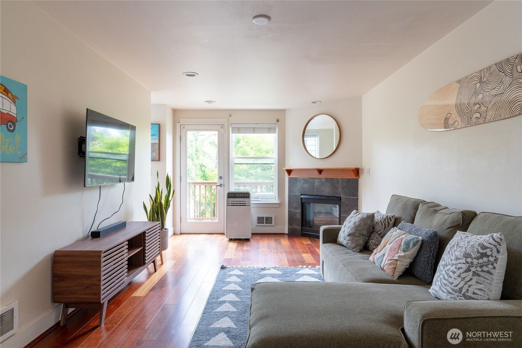 Photo of 1419 NW 65th Street #B, Seattle, WA 98117 (MLS # 2508580)