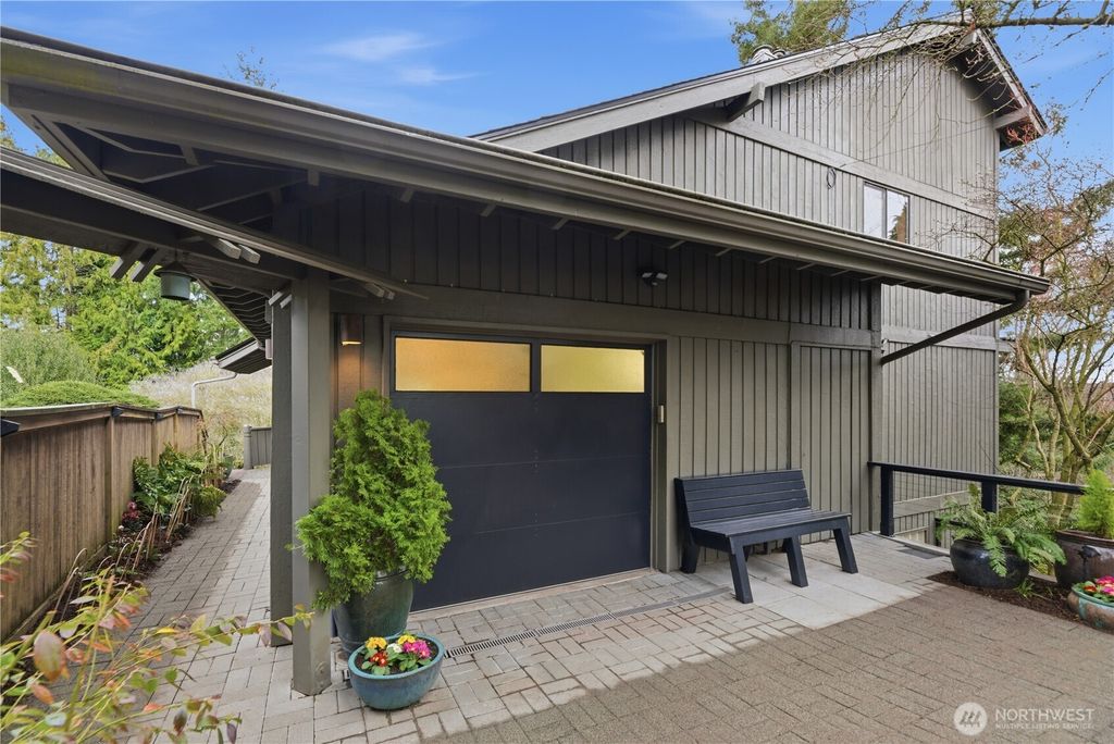 Photo of 11508 Durland Avenue NE, Seattle, WA 98125 (MLS # 2480863)