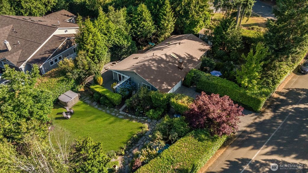 Photo of 21647 SE 33rd Place, Sammamish, WA 98075 (MLS # 2417527)