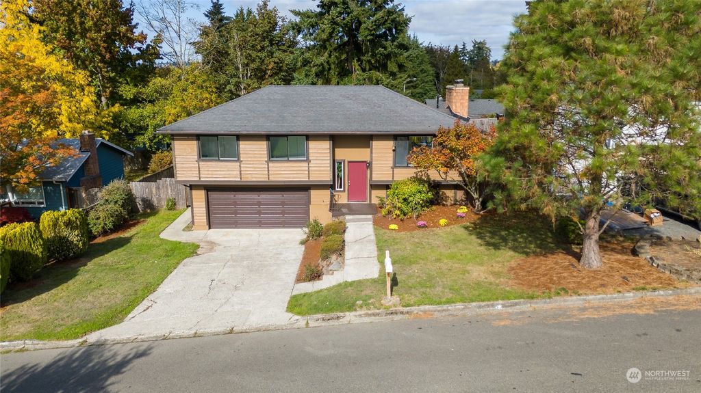 Photo of 1640 S 255th Place, Des Moines, WA 98198 (MLS # 2301250)
